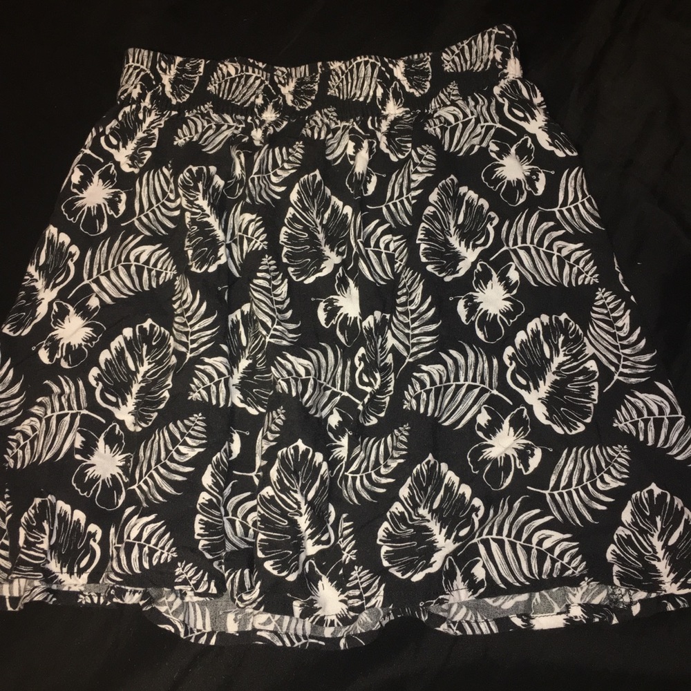 Super cute black & white flowy skirt